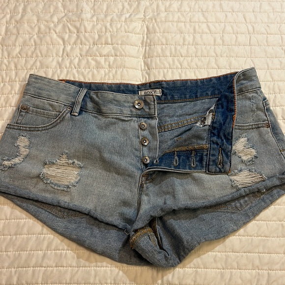 Roxy Ladies Button-fly Distressed / Ripped Jean Shorts EUC Size 28 - Picture 5 of 6
